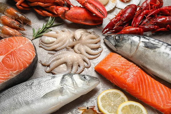 Świeże Ryby Owoce Morza Marmurowym Stole — Zdjęcie stockowe