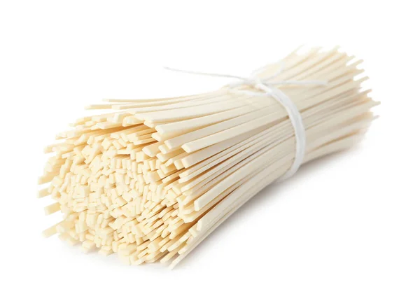 Bando de macarrão de arroz cru isolado em branco — Fotografia de Stock