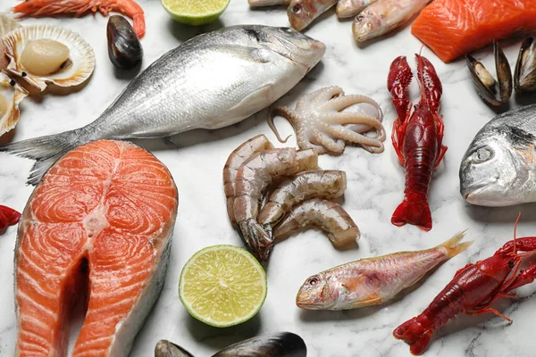 Peixe Fresco Frutos Mar Diferentes Mesa Mármore Branco — Fotografia de Stock