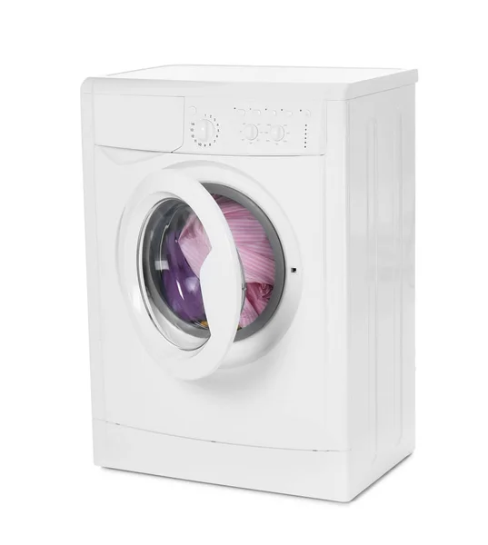 Moderne Waschmaschine mit Wäsche isoliert auf weiß — Stockfoto