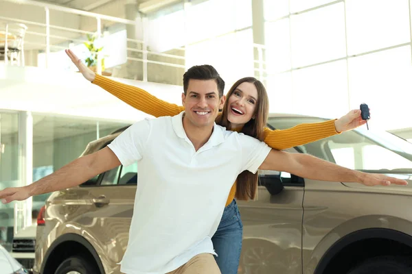 Gelukkig Paar Met Autosleutel Moderne Auto Dealer — Stockfoto