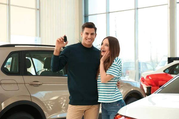 Casal Feliz Com Chave Carro Concessionária Automóvel Moderna — Fotografia de Stock