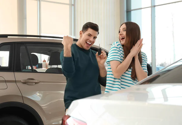 Gelukkig Paar Met Autosleutel Moderne Auto Dealer — Stockfoto