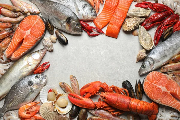 Świeże Ryby Różne Owoce Morza Jasnoszarym Stole Płaskie Leżaki Miejsce — Zdjęcie stockowe