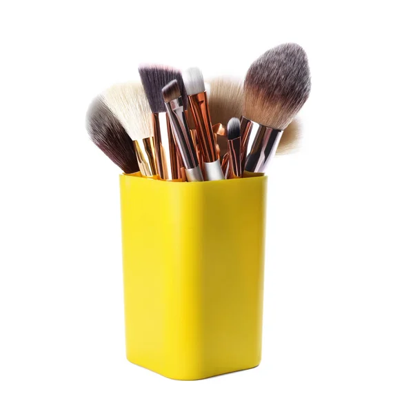 Conjunto de escovas de maquiagem profissional em suporte isolado em branco — Fotografia de Stock
