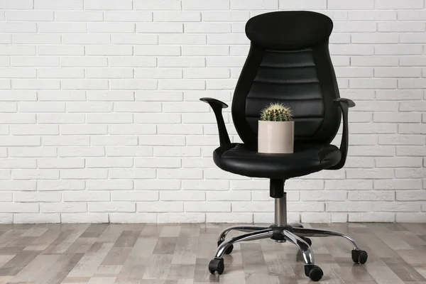 Beyaz Tuğla Duvarın Yanında Kaktüs Olan Ofis Sandalyesi Mesaj Için — Stok fotoğraf