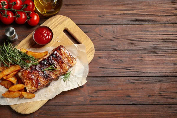 Heerlijke Gegrilde Ribbetjes Garnering Houten Tafel Vlak Gelegd Ruimte Voor — Stockfoto