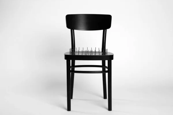 Cadeira Com Pregos Ferro Isolados Branco Conceito Hemorróidas — Fotografia de Stock
