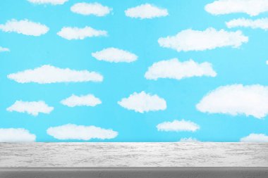 Duvara mavi gökyüzü boyanmış. Bebek odası iç mekanı için fikir