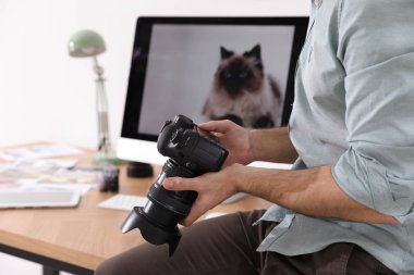 Ofisinde kamera olan profesyonel fotoğrafçı, yakın plan.