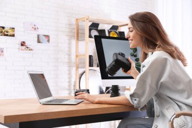 Ofiste çalışan kameralı profesyonel fotoğrafçı.