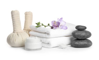 Beyaz arka planda bitki torbaları olan güzel bir spa kompozisyonu.