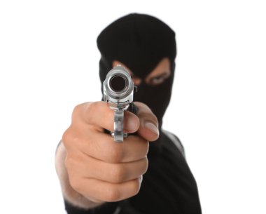 Beyaz arka planda silahı olan profesyonel bir katil.