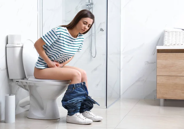 Mulher Com Dor Estômago Sentado Vaso Sanitário Banheiro — Fotografia de Stock