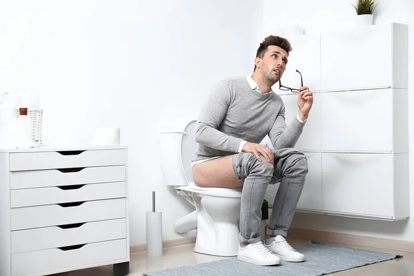 Homem Pensativo Sentado Vaso Sanitário Banheiro — Fotografia de Stock