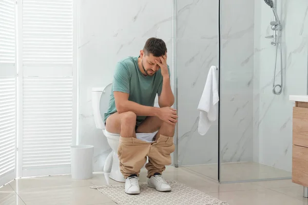 Uomo Che Soffre Emorroidi Sulla Tazza Del Water Nella Stanza — Foto Stock