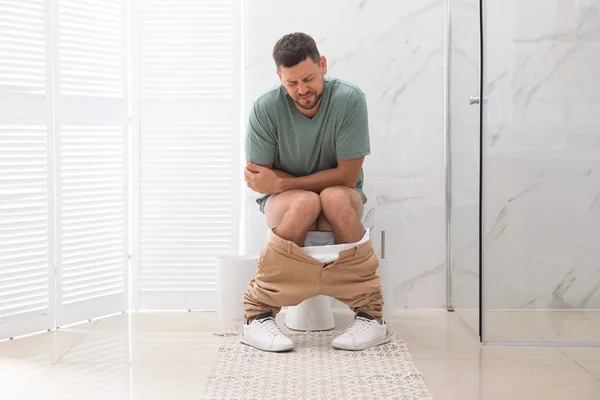 Man Die Lijdt Aan Aambeien Toiletpot Rustruimte — Stockfoto