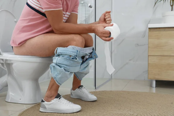 Homme Souffrant Hémorroïde Sur Bol Toilette Dans Salle Repos Gros — Photo