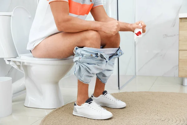 Homem Segurando Papel Higiênico Com Mancha Sangue Sala Descanso Close — Fotografia de Stock