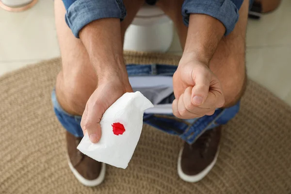 Man Som Håller Toalettpapper Med Blodfläckar Vilorummet Närbild Hemorrojder — Stockfoto