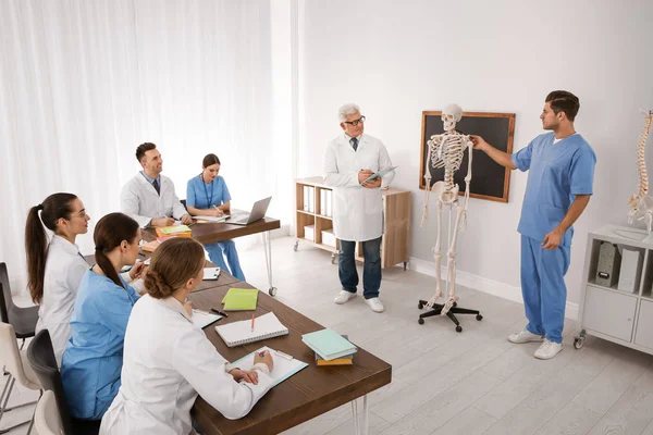 Φοιτητές Ιατρικής Και Καθηγητής Που Σπουδάζουν Ανατομία Ανθρώπινου Σκελετού Στην — Φωτογραφία Αρχείου