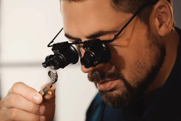 Joyero Trabajando Con Anillo Sobre Fondo Borroso Primer Plano —  Fotos de Stock