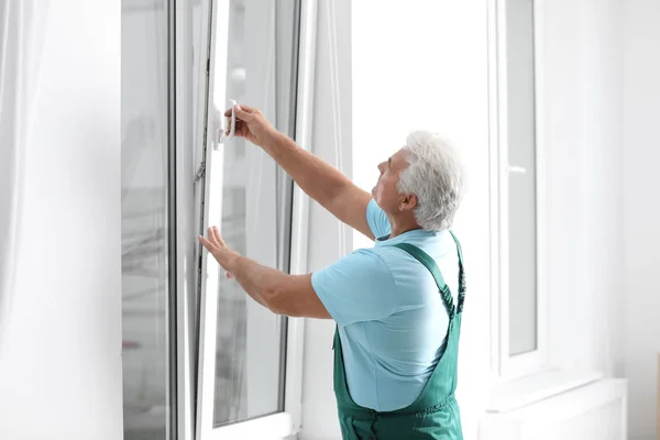 Reifer Bauarbeiter Repariert Kunststofffenster Haus — Stockfoto