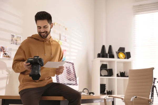 Fotógrafo Profesional Con Cámara Trabajando Oficina Moderna Luz —  Fotos de Stock