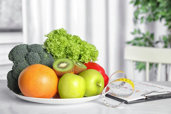 Misurazione Nastro Verdure Frutta Sul Tavolo Dieta Piano Nutrizionista — Foto Stock
