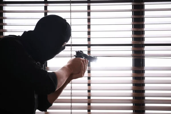 Hombre Con Máscara Apuntando Través Persianas Ventana Interior Espacio Para — Foto de Stock