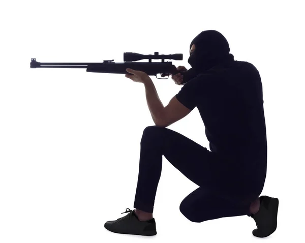 Професійний вбивця зі снайперською гвинтівкою на білому тлі — стокове фото