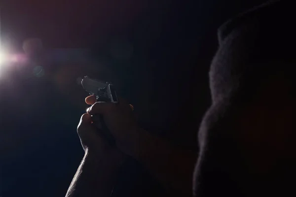 Επαγγελματίας δολοφόνος με όπλο σε μαύρο φόντο, κοντινό πλάνο — Φωτογραφία Αρχείου