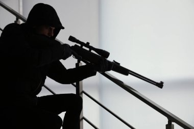 İçerde keskin nişancı tüfeği olan profesyonel bir katil.