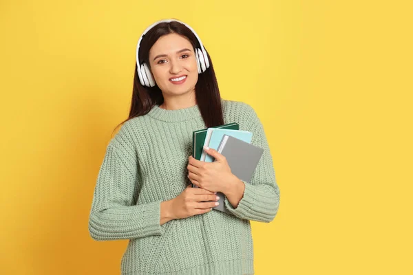Νεαρή Γυναίκα Ακούει Audiobook Κίτρινο Φόντο Χώρος Για Κείμενο — Φωτογραφία Αρχείου