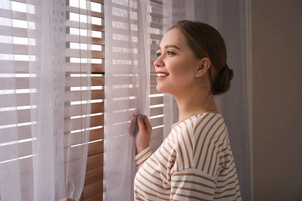 Žena Blízkosti Okna Krásnými Závěsy Doma — Stock fotografie
