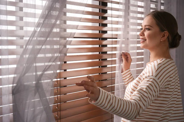 Mujer Abriendo Cortinas Ventana Casa Por Mañana — Foto de Stock