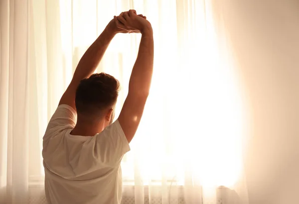 Homme Étirant Près Fenêtre Maison Vue Dos Lazy Matin — Photo