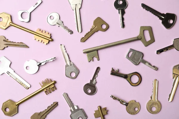 Steel Keys Pink Background Flat Lay Safety Concept — Stock Photo, Image