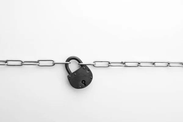 钢制挂锁和锁链隔离在白色 顶部视图 安全概念 — 图库照片