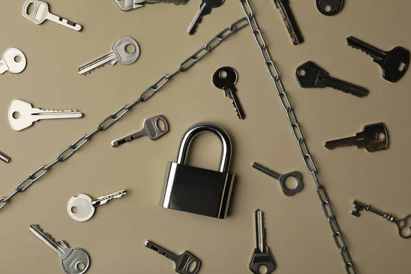 Candado Acero Llaves Cadenas Sobre Fondo Beige Plano Concepto Seguridad — Foto de Stock