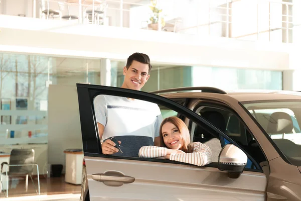 Couple Heureux Avec Clé Voiture Choisissant Une Nouvelle Voiture Chez — Photo