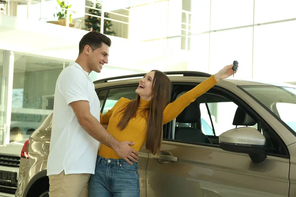 Happy Couple Car Key Modern Auto Dealership — 스톡 사진