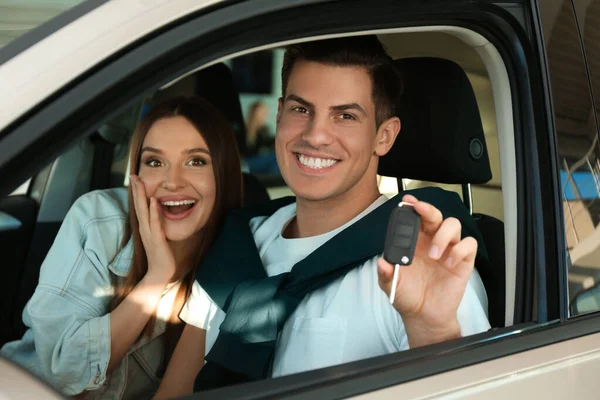 Casal Feliz Com Chave Carro Sentado Automóvel Moderno Concessionária — Fotografia de Stock