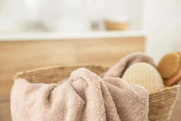Rieten mand met schone handdoek in de badkamer, close-up — Stockfoto