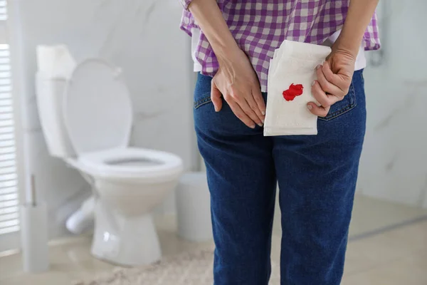 Mulher Segurando Papel Higiênico Com Mancha Sangue Sala Descanso Close — Fotografia de Stock