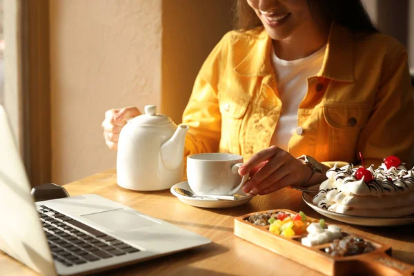 Jonge Blogger Gieten Thee Kopje Aan Tafel Cafe Close — Stockfoto