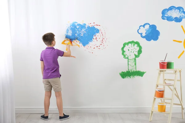 Małe Dziecko Malowanie Ściany Szczotką Rolkową Wewnątrz — Zdjęcie stockowe