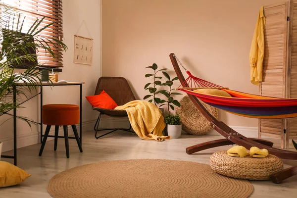 Красочный гамак с подушкой в современном интерьере номера — стоковое фото