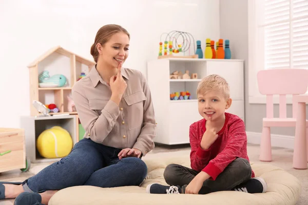 Speech therapeut werken met kleine jongen in het kantoor — Stockfoto