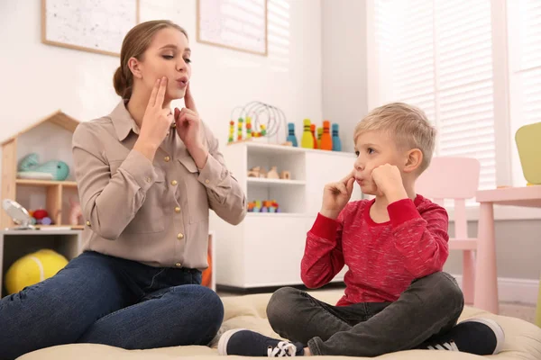 Logopädin arbeitet mit kleinem Jungen im Büro — Stockfoto